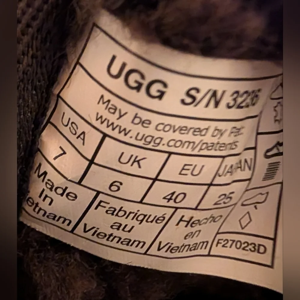 UGG stylish dark